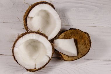 Beyaz ahşap masada taze hindistan cevizi. Üst görünüm