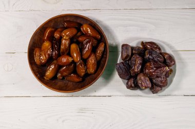 Kurumuş meyveler beyaz ahşap masada. Üst görünüm