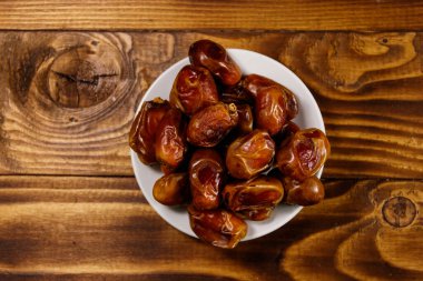 Kurumuş meyveler ahşap masada. Üst görünüm