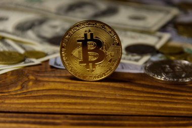 Altın bitcoin ve ahşap arka planda dolar