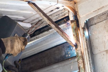 İşçi çeliği elle kaynak yapıyor.