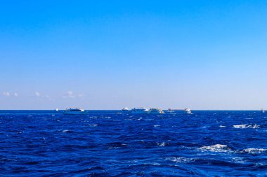 Ufuktaki Kızıl Deniz ve Mısır 'ın Hurghada yakınlarındaki beyaz yatların görüntüsü