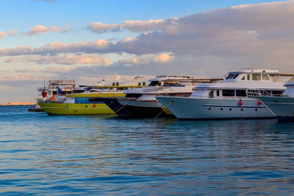 Iates Brancos Porto Marítimo Hurghada Egito Porto Com Barcos Turísticos — Fotografia de Stock