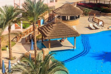 Tropik bir tatil köyünde temiz suyla birlikte havuzun havuz manzarası.