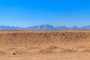 Mısır 'daki Arap çölü ve dağ sıraları Kızıl Deniz Tepeleri manzarası