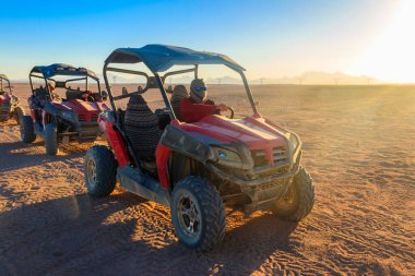 Mısır çölünde faytonlu arabalarla Safari gezisi