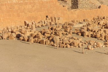 Deir el-Bahri 'deki Hatshepsut tapınağının yanındaki arkeolojik alan. Eski Mısır 'ın Mısır' daki Nil 'in Batı Şeria' sındaki kazıları (antik Teb.