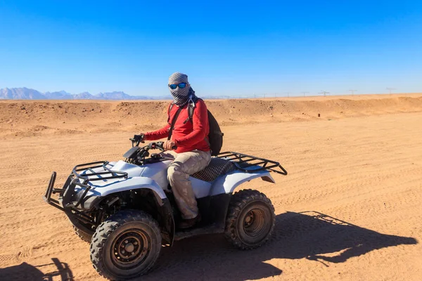 Junger Mann Auf Safari Durch Die Ägyptische Wüste Steuer Von — Stockfoto