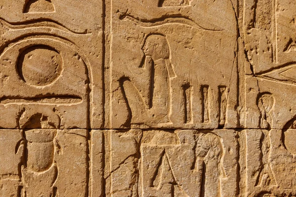 エジプト ルクソールのカルナック神殿複合体の壁に古代エジプトの象形文字 — ストック写真