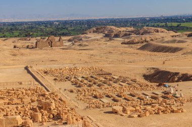 Deir el-Bahri 'deki Hatshepsut tapınağının yanındaki arkeolojik alan. Eski Mısır 'ın Mısır' daki Nil 'in Batı Şeria' sındaki kazıları (antik Teb.