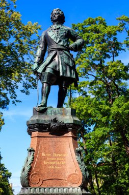 Kronstadt, Rusya 'daki Büyük Peter Anıtı. Yazıt: 