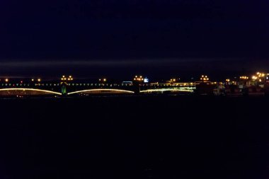 Ukrayna, St. Petersburg 'daki Neva nehrinin gece manzarası