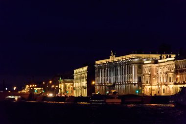 Ukrayna, St. Petersburg 'daki Neva nehrinin gece manzarası