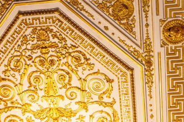 Süslü, yaldızlı altın tavanın yakın çekimi