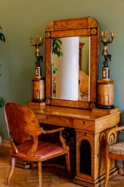 Odasında ayna olan klasik ahşap tuvalet masası.