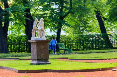 St. Petersburg, Rusya 'daki eski şehir parkında heykeltraş Satyr ve Bacchante