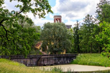 Rusya 'nın Puşkin kentindeki Tsarskoye Selo' daki Catherine parkında bulunan Dam-bridge (Wittolov Köprüsü)