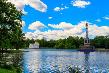 Tsarskoye Selo, Puşkin, Rusya 'daki Catherine Park' ta Chesme sütunu ve Türk hamamı pavyonu