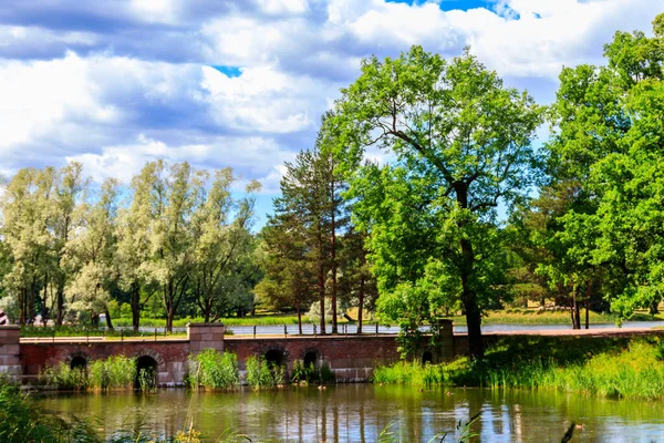 俄罗斯普希金Tsarskoye Selo凯瑟琳公园的大坝桥 — 图库照片