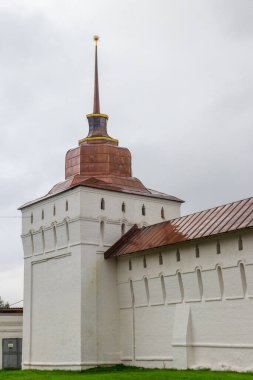 Rusya 'nın Yaroslavl kentindeki Vvedensky Tolga manastırında kule ve duvar