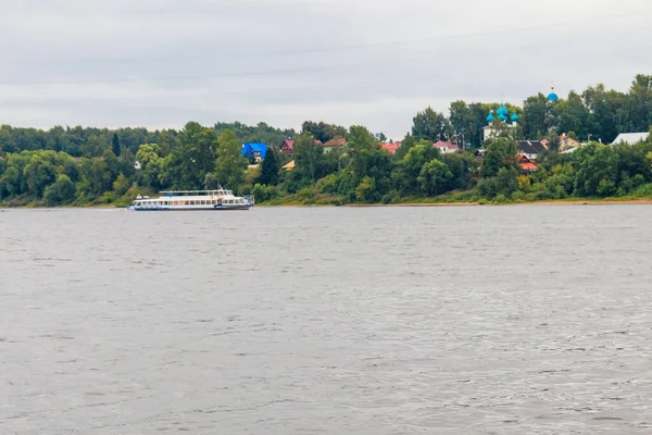 러시아 야로슬라블의 볼가강을 항해하는 수송선 — 스톡 사진