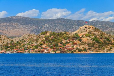 Türkiye 'nin Antalya ilinin Akdeniz kıyısındaki bir dağda kalesi olan antik Lycia kasabası Simena' nın manzarası