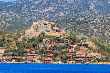 Türkiye 'nin Antalya ilinin Akdeniz kıyısındaki bir dağda kalesi olan antik Lycia kasabası Simena' nın manzarası
