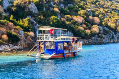 Akdeniz 'deki antik batık Kekova kenti yakınlarında yelken açan turizm gemisi, Türkiye