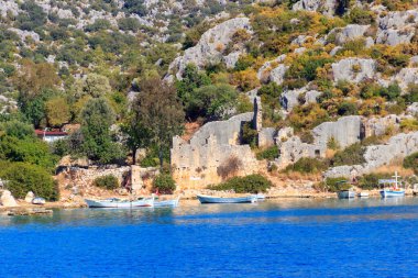 Antalya 'nın Simena kenti yakınlarındaki Akdeniz kıyısındaki kayalık kıyılarda demirli gemiler görülüyor
