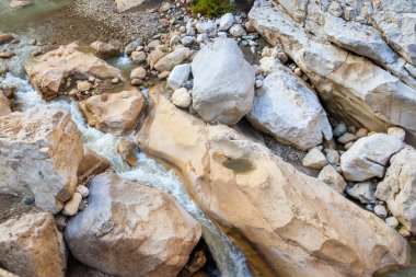 Güzel dağ deresi olan manzaralı bir yer. Küçük bir nehirde berrak suyu olan ideal bir manzara. Hızlı su akışı yakın çekim