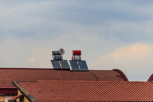 Napenergiával Működő Vízmelegítők Egy Lakóház Tetején Megújuló Energia Háztartás Céljára — Stock Fotó