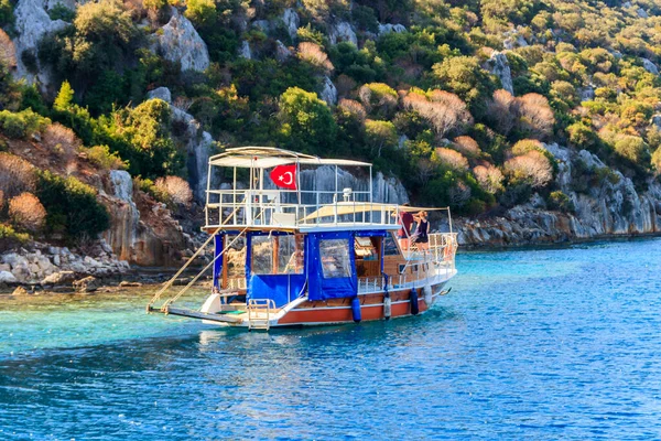 土耳其地中海基科娃古城附近航行的客轮 — 图库照片