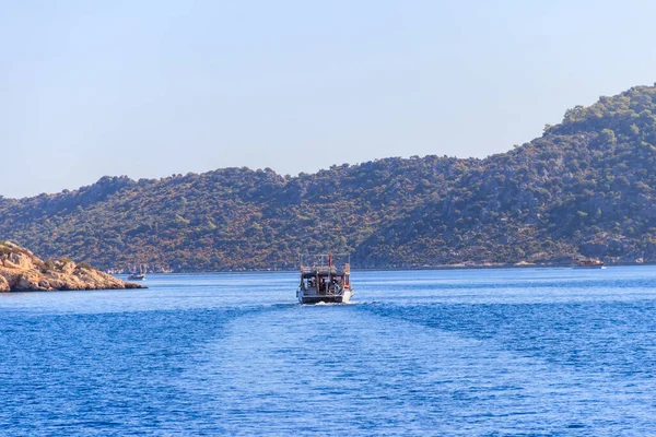 Τουριστικό Πλοίο Που Πλέει Στη Μεσόγειο Θάλασσα Κοντά Στο Νησί — Φωτογραφία Αρχείου