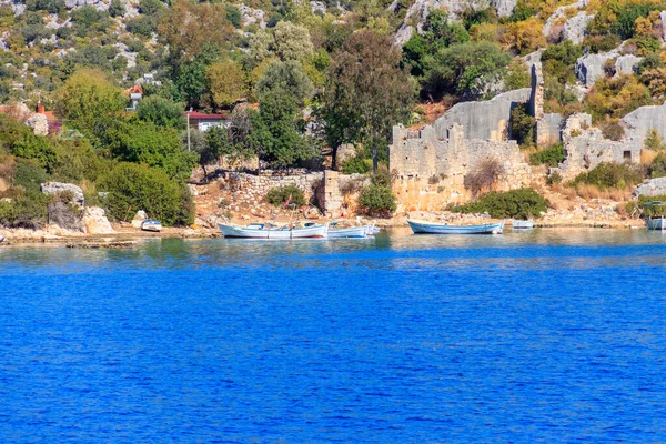 在土耳其安塔利亚省Simena附近地中海岩石海岸停泊的船只 — 图库照片