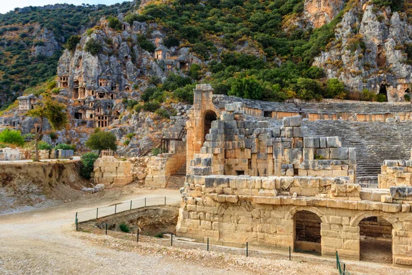 Ruinas Del Antiguo Teatro Greco Romano Tumbas Cortadas Roca Necrópolis —  Fotos de Stock