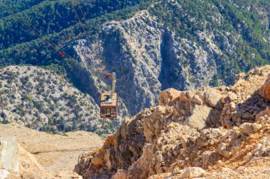Antalya ilinin Tahtali Dağı 'nın zirvesine giden yolda giden teleferik, Türkiye' nin Antalya kentinde