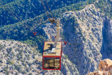Antalya ilinin Tahtali Dağı 'nın zirvesine giden yolda giden teleferik, Türkiye' nin Antalya kentinde