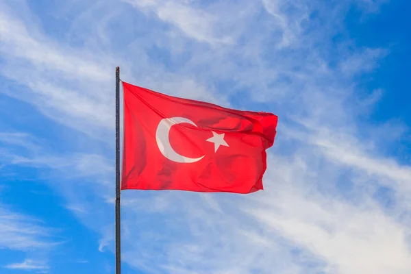 Ondeando Bandera Turquía Contra Cielo Azul — Foto de Stock