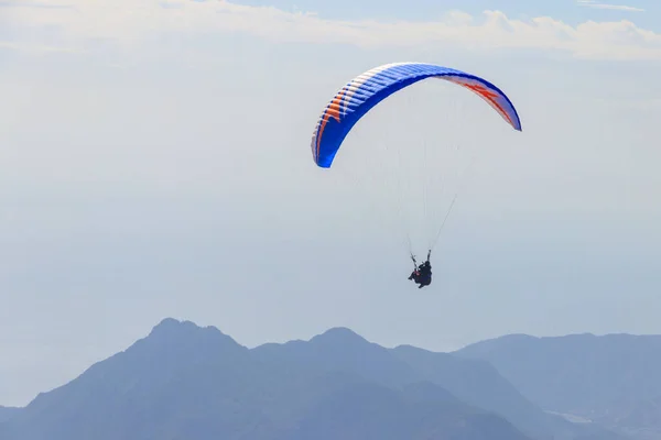 Parapentistes Volant Sommet Montagne Tahtali Près Kemer Province Antalya Turquie — Photo