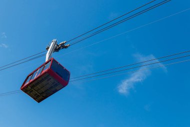Antalya ilinin Tahtali Dağı 'nın zirvesine giden yolda giden teleferik, Türkiye' nin Antalya kentinde