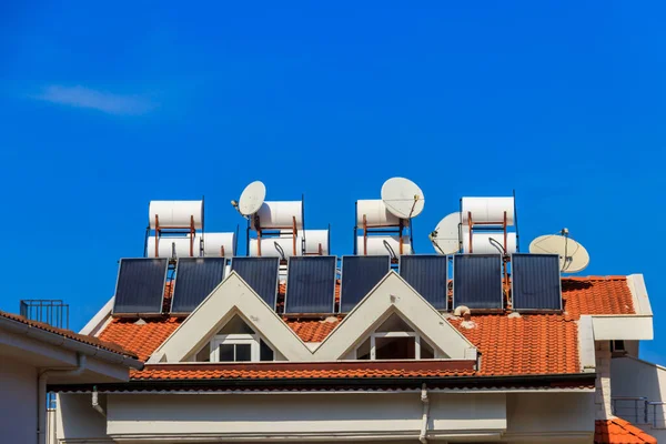 Solarwarmwasserbereiter Auf Dem Dach Eines Wohnhauses Erneuerbare Energien Für Das — Stockfoto