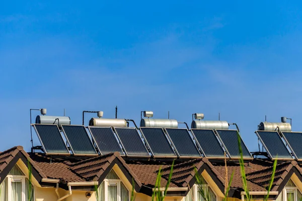 Aquecedores Solares Água Telhado Residencial Casa Energia Renovável Para Casa — Fotografia de Stock