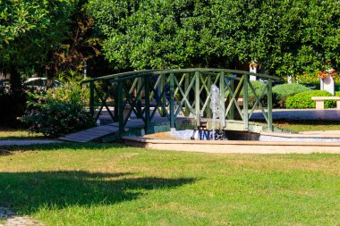 Kemer ilinin Kugulu parkındaki kemerli tahta köprü