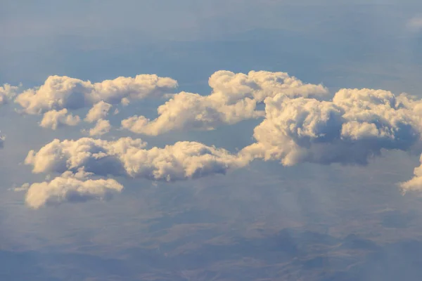 Όμορφα Άσπρα Σύννεφα Στον Γαλάζιο Ουρανό Θέα Από Αεροπλάνο — Φωτογραφία Αρχείου