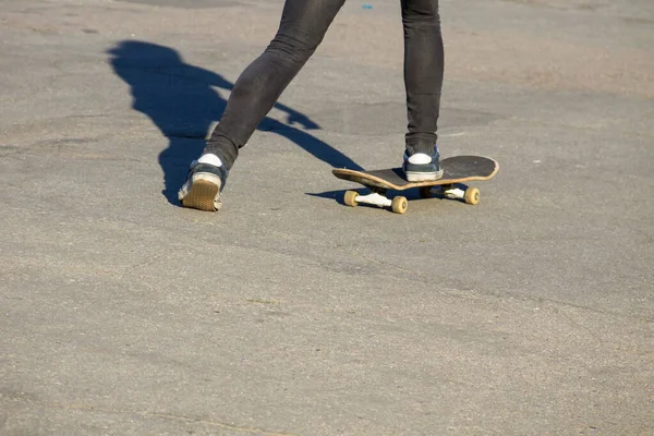 Skateboarder Benen Paardrijden Skateboard Skatepark — Stockfoto