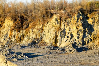Sonbaharda granit ocağına bakın.