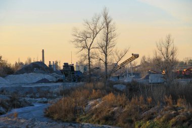 Granit ocağındaki taşıma bandı.