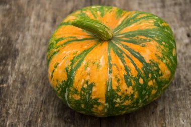 Kırsal ahşap masadaki balkabağı