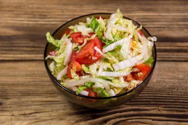 Taze sebze salatası, Çin lahanası, domates, biber ve soğanlı zeytin ya da ayçiçeği yağı. Sağlıklı yemek.