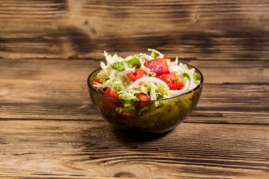 Taze sebze salatası, Çin lahanası, domates, biber ve soğanlı zeytin ya da ayçiçeği yağı. Sağlıklı yemek.
